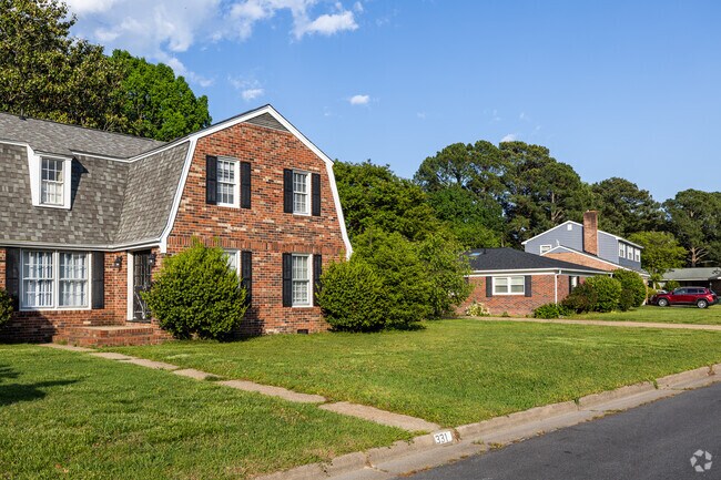 Dutch Colonials mix with Cape Cods and ranches in Elizabeth Lake Estates’ varied architecture.