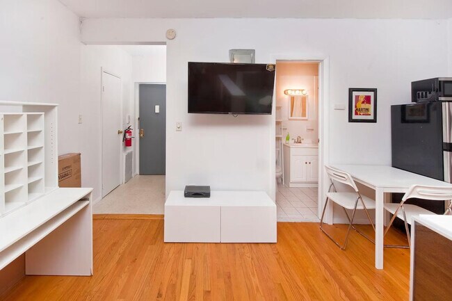 333 E 95th St unit ID1032055P, New York, NY 10128 - photo 6