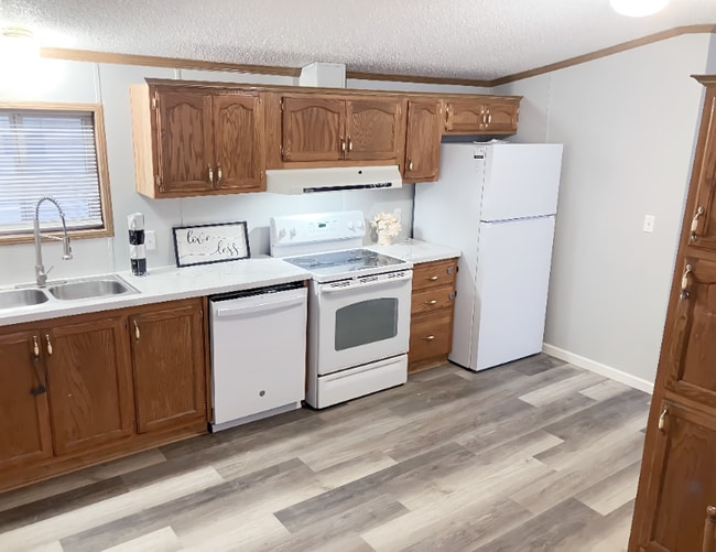 69 Village Ct, Mediapolis, IA 52637 - photo 4