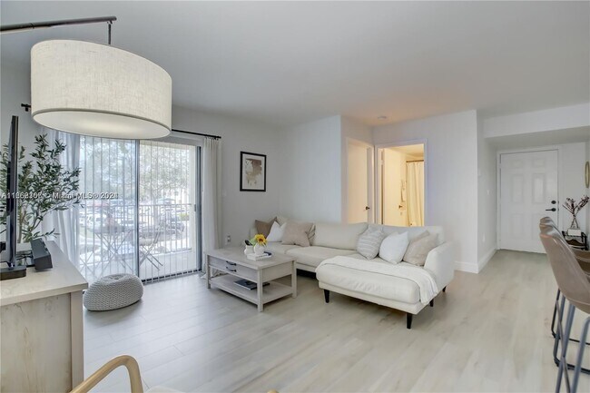 200 Palm Cir W unit 203, Pembroke Pines, FL 33025 - photo 2