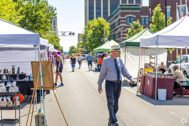 Find your next farmers market gem at Old Capitol Farmers Market in Downtown Springfield.