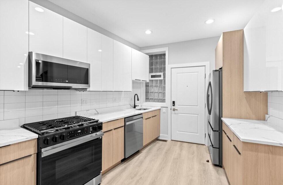 7663 N Rogers Ave unit 3, Chicago, IL 60626 - photo 1