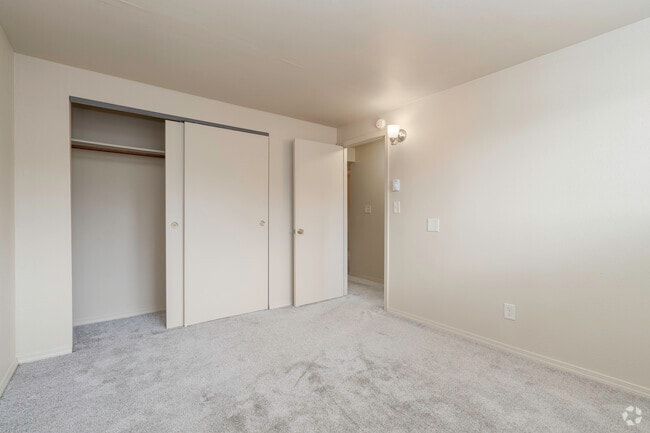 1BR, 1BA - 670SF Bedroom