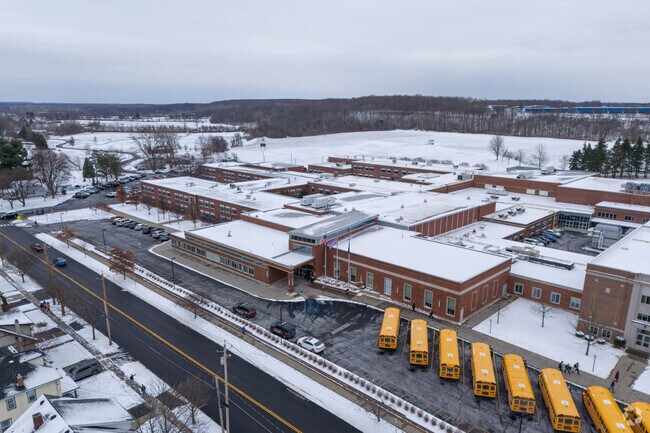 Akron Middle School has a student teacher ratio of 8 to 1.