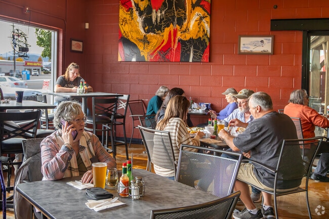 The Fisherman's Bar & Grill is a counter-serve eatery offering sushi, fish tacos plus a market.