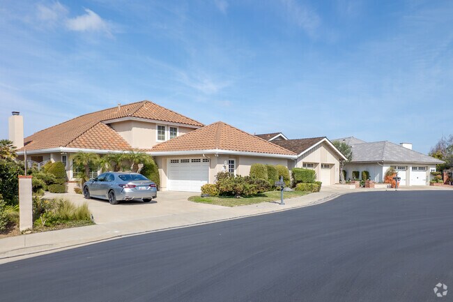 Broadmoor Sea View showcases sleek modern contemporary homes, featuring clean lines, expansive windows, and sophisticated design that blend seamlessly with Newport Beach's stunning coastal landscape.