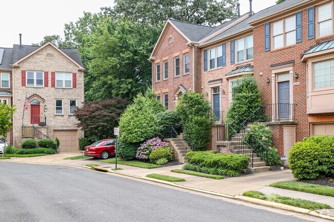 Communities with townhouses are available for prospective homebuyers in Lake Barcroft.