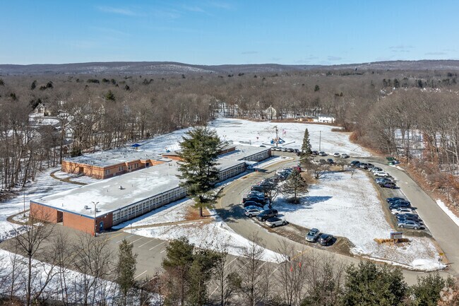 Cozy Lake Elementary School in Oak Ridge serves 211 students from PK to 1st grade with a 12:1 ratio.