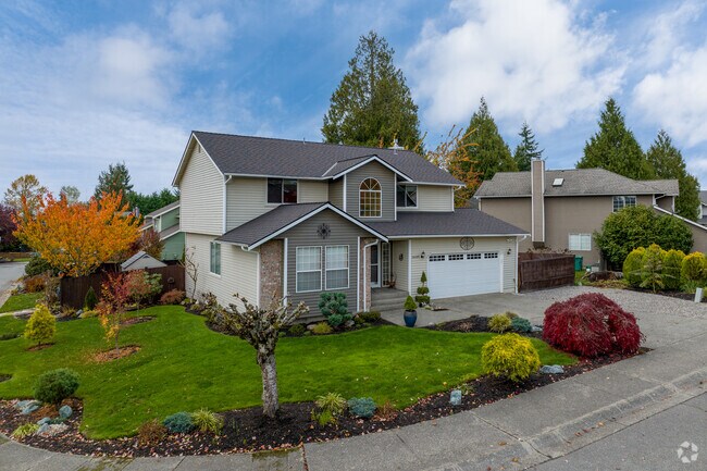 Contemporary homes in Snohomish Cascade combine modern design with scenic views.