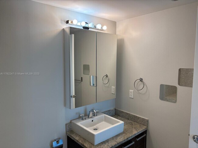 185 SW 7th St unit 1410, Miami, FL 33130 - photo 7