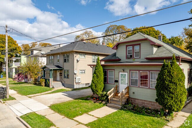 Larger American Foursquares are a popular choice for families living in the 11th Ward.