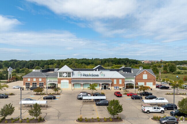 Chenequa locals can get groceries at the nearby Pick ’n Save.