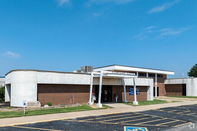 According to Niche, Riverton Elementary School has been assigned a C-plus rating.