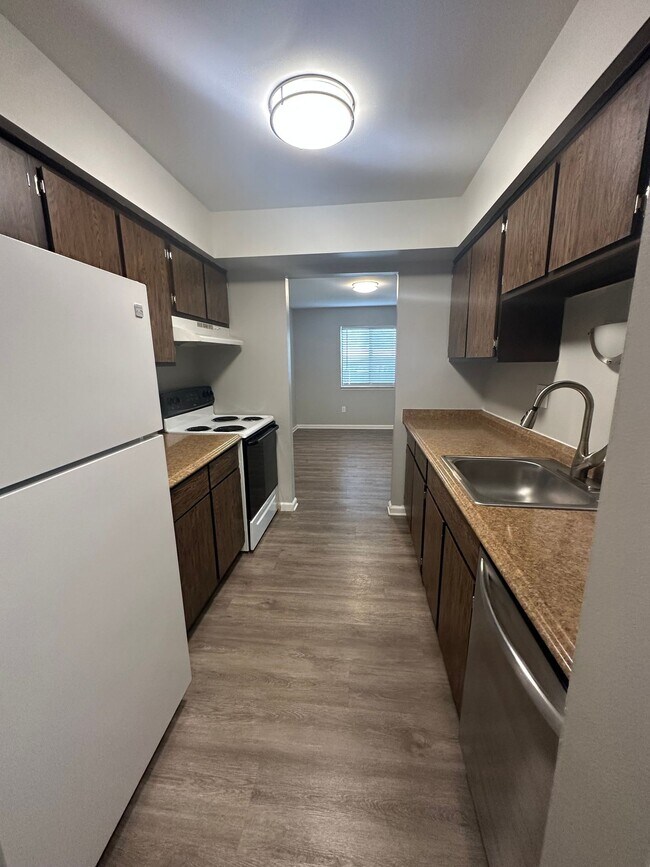 WOODHUES APARTMENTS - Ideal Farmington Hills Location!, Farmington Hills, MI 48334 - photo 5