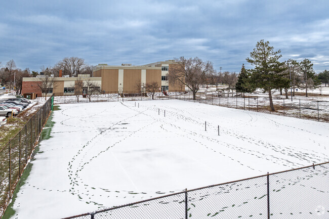 Yinghua Academy offers tennis courts.