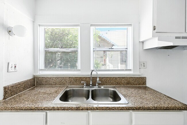 3962 1/4 S Hobart Blvd unit 3962 1/4 S HOBART BL, Los Angeles, CA 90062 - photo 6