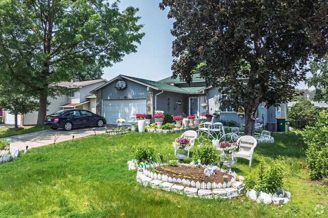 Midcentury homes are typical in Shingle Creek and some feature charming landscaping.