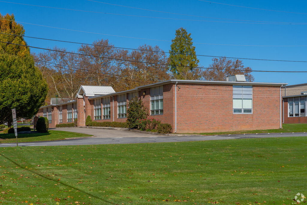 St Michael the Archangel School is a private Catholic school serves grades 5-8.
