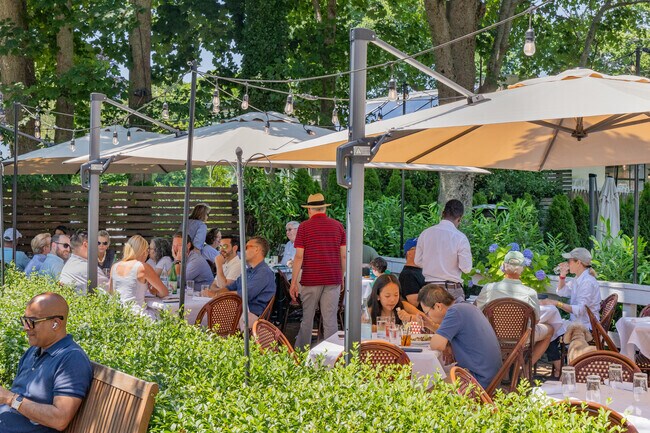 Dopo il Ponte in Bridgehampton serves Italian dishes with a wood-fired pizza oven in Bridgehampton.