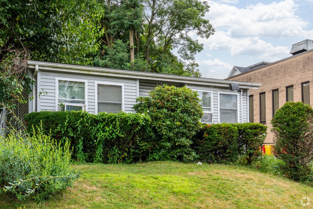 Students in grades 9-12 attend Bnos Yisroel Girls High School.