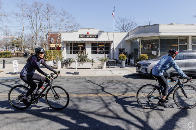 With no downtown of its own, Upper Grandview residents go either to Piermont or Nyack for shopping and dining.
