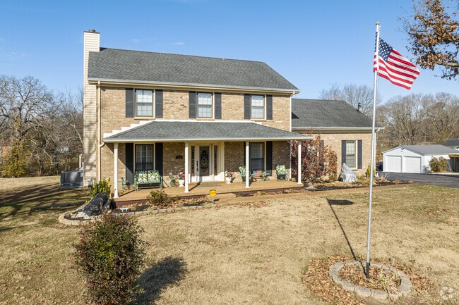 Split-level homes are prevalent in the neighborhood of Kingston Springs.