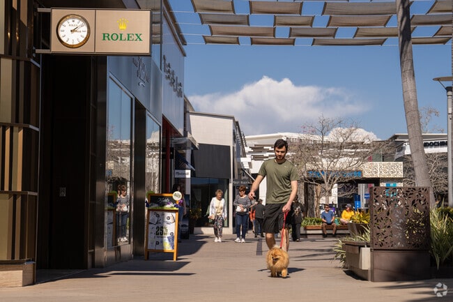 The UTC mall is a greeat place for restaurants and shopping near La Jolla Village.