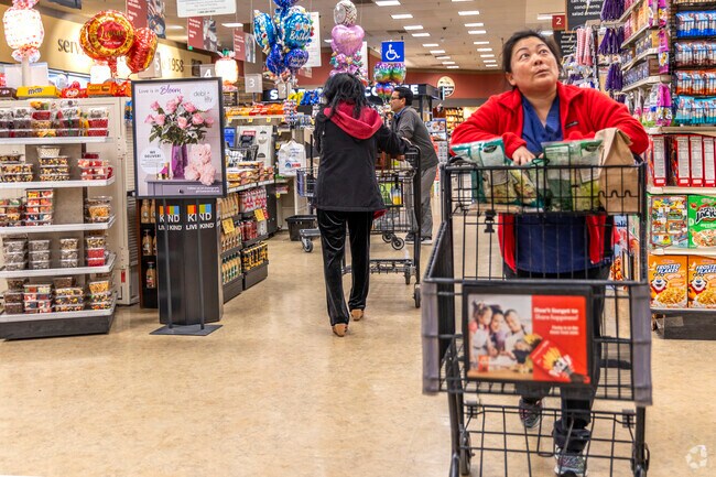 The Vons is one of the supermarkets for groceries and more in Rancho Peñasquitos.