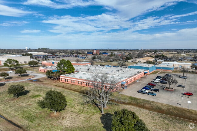 Joshua High School - 9th Grade Campus gets an A- score on Niche.