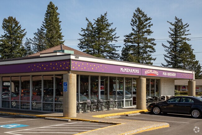 McManaman's Highland Pub stands out as a go-to destination for Centennial-Gresham locals—offering great drinks, warm vibes, and unforgettable nights.