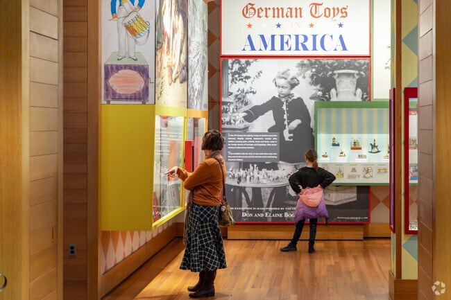 The Art Museums of Colonial Williamsburg display colonial and contemporary folk art.