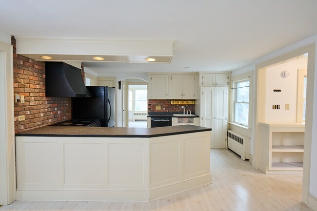 710 Coolidge Ave unit 2, Manchester, NH 03102 - photo 2