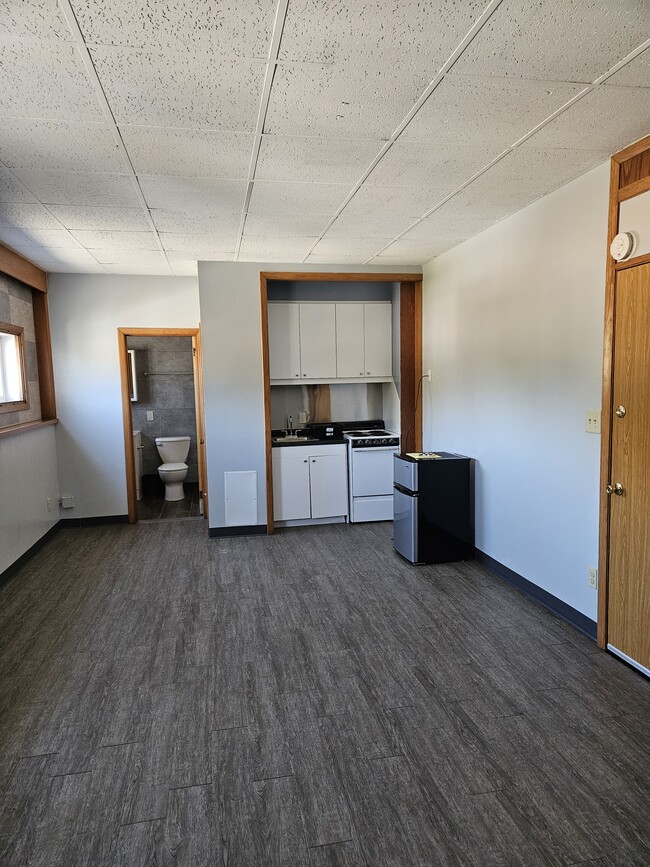 Kitchen / Bathroom
