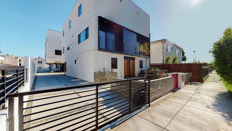 3820 1/2 Montclair St, Los Angeles, CA 90018 - photo 1