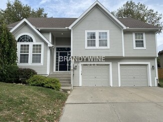 13313 Redwood Ln, Smithville, MO 64089