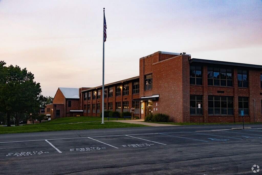 Welcome to Hoech Middle School in Saint Ann.