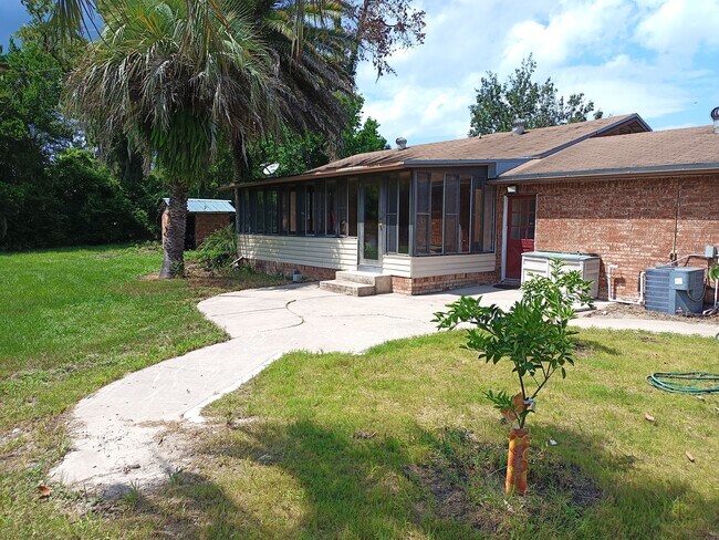 471 Logan Ave unit A, Orange Park, FL 32065 - photo 3