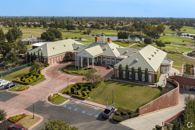 Tevis Ranch residents have the opportunity to join the nearby Seven Oaks Country Club.