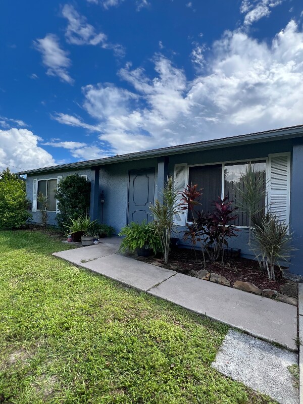 18555 Fort Smith Cir, Port Charlotte, FL 33948