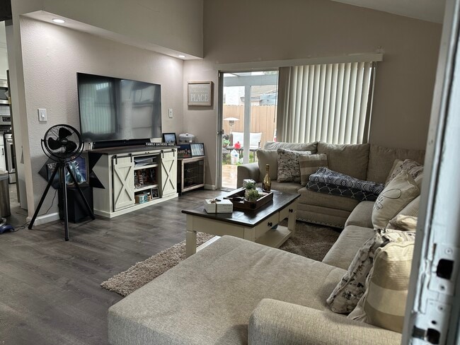 722 W Vineyard Ave, Oxnard, CA 93036 - photo 4