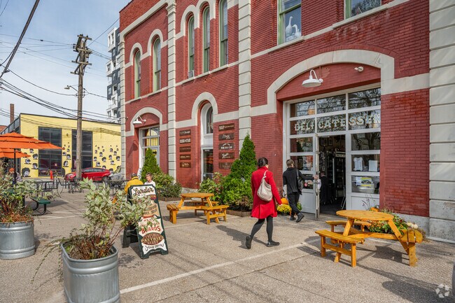 Hingetown boasts a plethora of restaurants, bars, coffee shops, stores, galleries and bakeries.