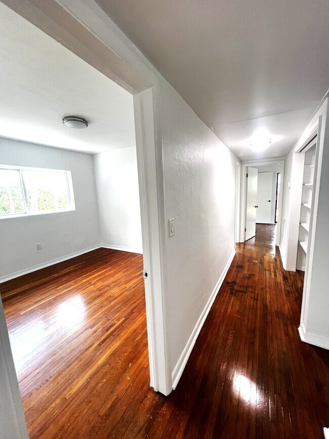 2720 Shipping Ave, Miami, FL 33133