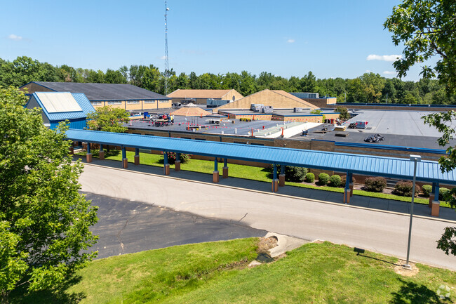 he student population of Castle North Middle School is 819 and the school serves 6-8.