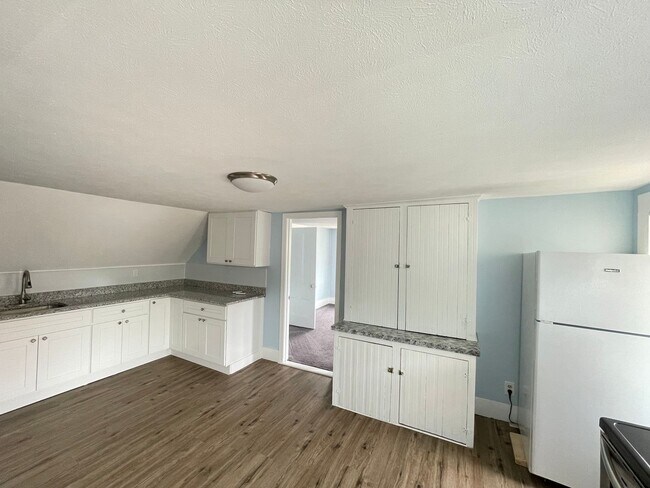 139 W Hollis St unit 3, Nashua, NH 03060 - photo 4