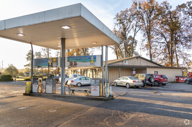 The Lincoln Store is a great little market perfect for residents of Spring Valley, Oregon.