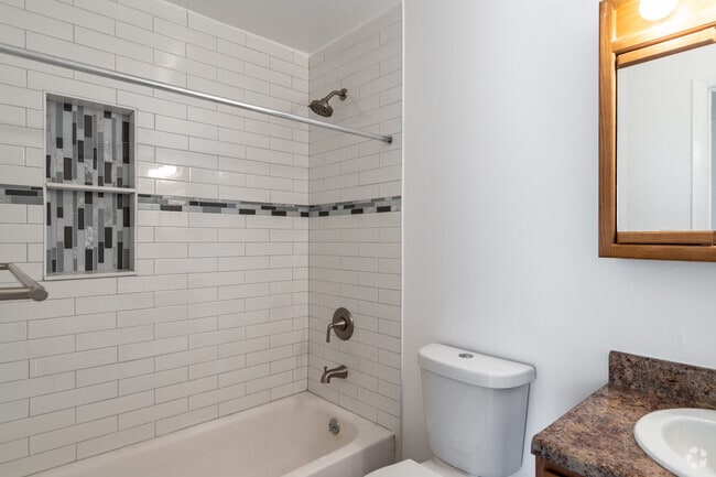 2BR, 1.5BA - 908-957SF - Full Bathroom