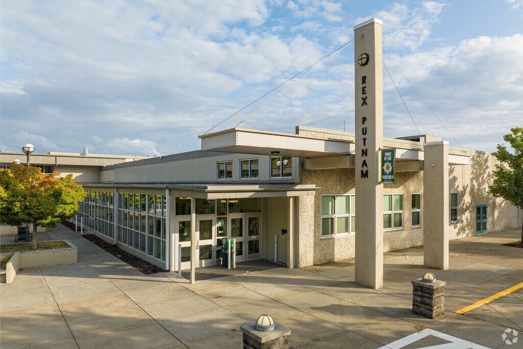 Rex Putnam High School is SE Austin St in the Oak Grove neighborhood.