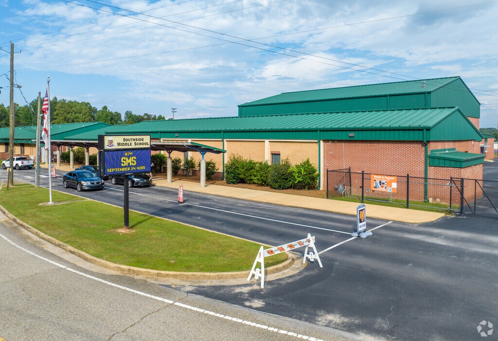 Southside Middle School is located at 901 E B Payne Sr Dr, Tallassee, AL 36078.