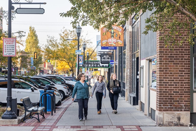 Take Main Avenue to Downtown Fargo to find an abundance of shopping and dinning establishments.