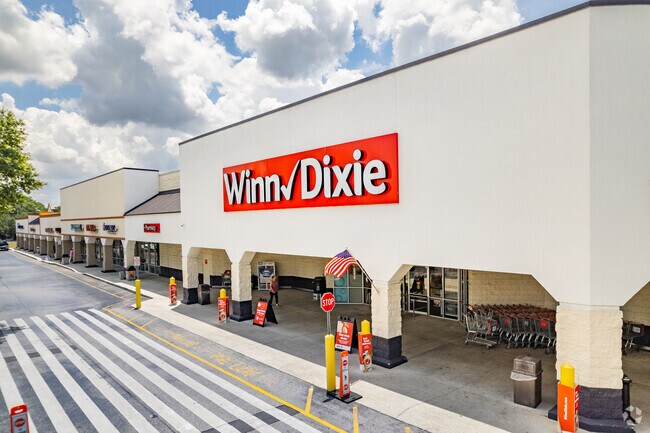 Winn Dixie at Sun Lake Plaza near Highlands.